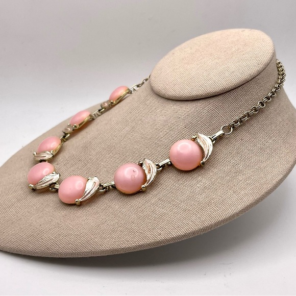 Pretty In Pink Vintage Thermoset Lucite Necklace - Picture 7 of 14